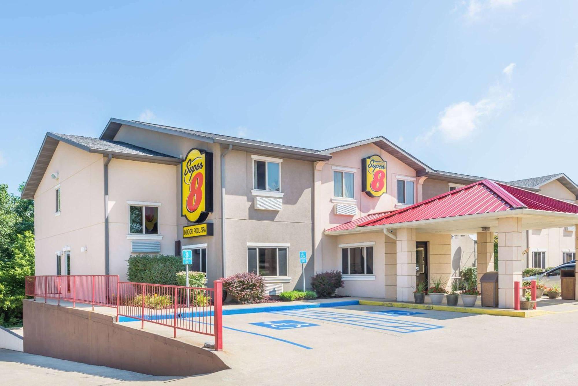 Super 8 By Wyndham Bloomington University Area Luaran gambar